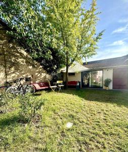 Κήπος έξω από το Le joli jardin face à l'Abbaye