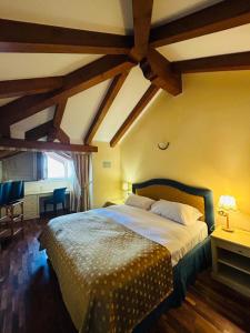 een slaapkamer met een groot bed in een kamer bij Residence Villa Greta in Meina +55 foto's