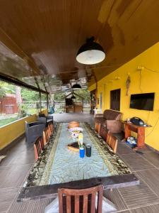 a living room with a table with chairs and a couch at Chalé Gran Paraíso Cotijuba in Belém