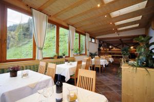 A restaurant or other place to eat at Hotel Residence Rabenstein