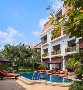 Un complejo con piscina y tumbonas. en Mera Residence, en Siem Reap