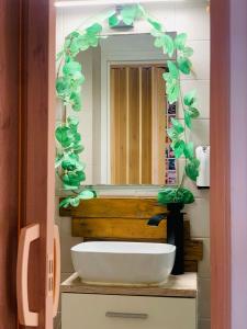 Et badeværelse på Le repaire des héros 150m plage parking privé - vue sur mer latéral - lesvoyagescolorés