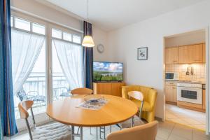 eine Küche und ein Esszimmer mit Tisch und Stühlen in der Unterkunft Ferienwohnungen Regina Maris in Bansin