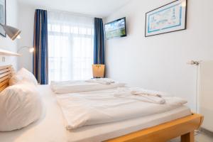 ein Schlafzimmer mit zwei Betten und einem Fenster in der Unterkunft Ferienwohnungen Regina Maris in Bansin