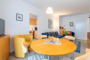 ein Esszimmer und ein Wohnzimmer mit Tisch und Stühlen in der Unterkunft Ferienwohnungen Regina Maris in Bansin