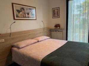 เตียงในห้องที่ Affittacamere Lively