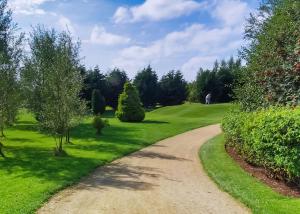 a dirt road leading to a golf course at Eden Lodge Retreat in Crosby