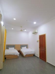 En eller flere senge i et værelse på Private Bungalow House with Garden - Free Parking & Wi-Fi