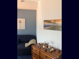 ein Wohnzimmer mit Sofa und Tisch in der Unterkunft Willkommen-Glückstadt in Glückstadt + 18 Fotos