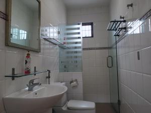 Et badeværelse på Private Bungalow House with Garden - Free Parking & Wi-Fi + 15 billeder