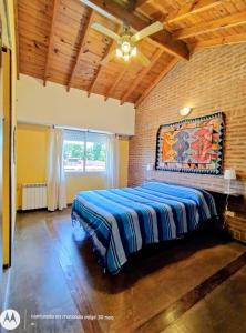 een slaapkamer met een bed in een kamer met een plafond bij Amanece en la playa 2 in Santa Teresita