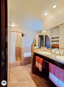 een badkamer met twee wastafels en een grote spiegel bij Amanece en la playa 2 in Santa Teresita +6 foto's