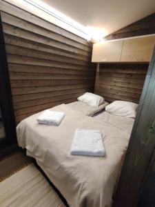 una camera da letto con due letti con asciugamani sopra di Kotatieva Resort a Rovaniemi
