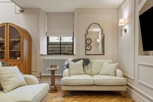 Et opholdsområde på Luxury 2 Bed Church Conversion with Hot Tub