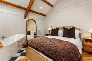 En eller flere senge i et værelse på Luxury 2 Bed Church Conversion with Hot Tub