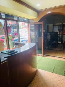 un comptoir dans un restaurant avec vue sur un magasin dans l'établissement budget stay-mystique inn, à Ooty