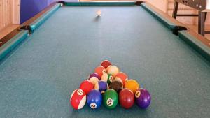 een pooltafel met ballen erop bij Villavilla #244 - Öland, Sverige in Grönskog