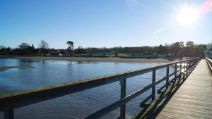 een houten brug over een waterlichaam bij Villavilla #244 - Öland, Sverige in Grönskog +8 foto's