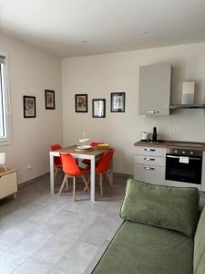 eine Küche und ein Wohnzimmer mit Tisch und Stühlen in der Unterkunft villa Pieri appartamento black in Fauglia