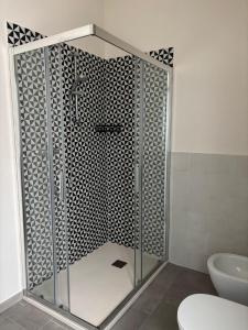eine Duschkabine im Bad mit WC in der Unterkunft villa Pieri appartamento black in Fauglia
