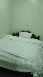 Giường trong phòng chung tại 3 bedroom apartments in Kigali