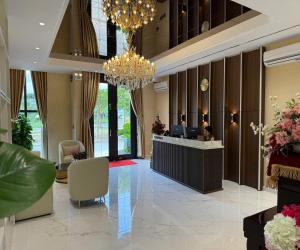 a lobby with a woman sitting at a reception desk at Hoang Long Hotel in Mộ Ðức