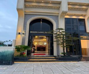 a building with the entrance to a buildinguanauana preserve at Hoang Long Hotel in Mộ Ðức