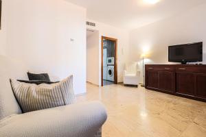 a living room with a couch and a flat screen tv at Doctor Fleming in Carmona