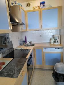 een keuken met een spoelbak en een fornuis bovenste oven bij Saint jean de monts in Saint-Jean-de-Monts