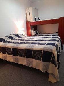 een bed met een zwart-wit dekbed in een kamer bij Saint jean de monts in Saint-Jean-de-Monts