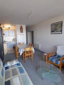 een woonkamer met een tafel en een bank bij Saint jean de monts in Saint-Jean-de-Monts