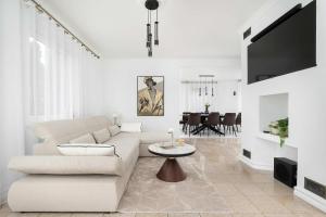 Et tv og/eller underholdning på Unique House with 3 Bedrooms, Garden and Air Conditioning by Noclegi Renters