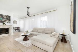 Et opholdsområde på Unique House with 3 Bedrooms, Garden and Air Conditioning by Noclegi Renters