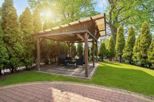 En have udenfor Unique House with 3 Bedrooms, Garden and Air Conditioning by Noclegi Renters