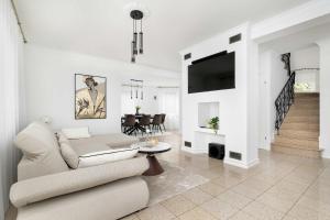 Et opholdsområde på Unique House with 3 Bedrooms, Garden and Air Conditioning by Noclegi Renters