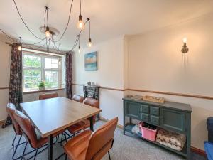 een eetkamer met een tafel en stoelen bij Swinton Mill Farm Cottage in Duns