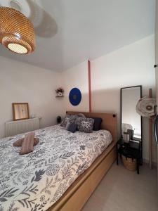 ein Schlafzimmer mit einem großen Bett und einem Spiegel in der Unterkunft Small 2 room cocoon in a luxury building in Lognes + 21 Fotos