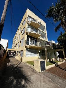 een appartementencomplex met een balkon aan de zijkant bij Monoambiente COSTANERA NORTE in Colón