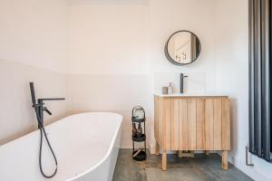 Et badeværelse på 9 Chantry Road, Saxmundham + 17 billeder