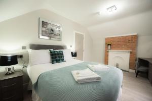 een slaapkamer met een groot bed en een open haard bij Laurel House in Reading +19 foto's
