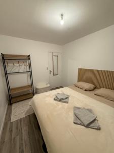 una camera da letto con un letto con due asciugamani sopra di CosyLoft a Châlette-sur-Loing