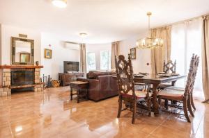 TV a/nebo společenská místnost v ubytování Spacious Andalusian villa with private pool REMS