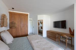 TV a/nebo společenská místnost v ubytování Anse Marcel Cove Suites