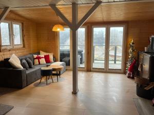 een woonkamer met een bank en een tafel bij Czerwony Kominek in Lutek