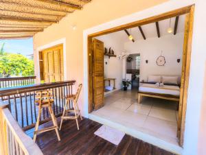 a room with a balcony with a bed and a table at Apartaestudio Privado con cocina in Palomino