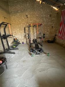 Fitnesscentret og/eller fitnessfaciliteterne på Charmante maison avec jardin à Marsac - 50 m²