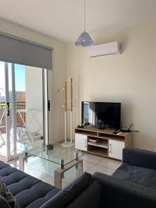 TV a/nebo společenská místnost v ubytování Eden Heights Sea View Apartment 203 - By IMH Travel & Tours + 22 fotografií