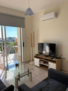 TV a/nebo společenská místnost v ubytování Eden Heights Sea View Apartment 203 - By IMH Travel & Tours