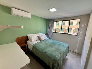 une petite chambre avec un lit et une fenêtre dans l'établissement Max Carneiros Suítes - Com e sem piscina privativa, à Praia dos Carneiros 53 autres photos