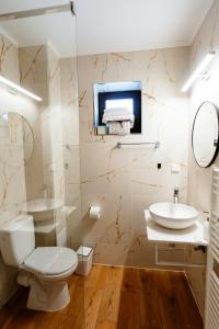 Phòng tắm tại Oana's Guesthouse +47 ảnh